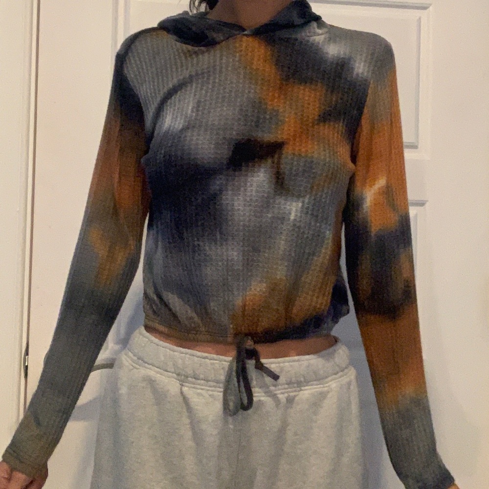 Discreet* Cropped long sleeve tie dye shirt with hoodie (M)